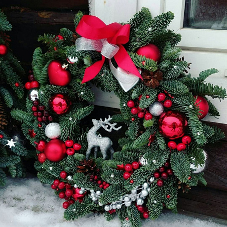 Красный новогодний венок с оленем - Фото 1