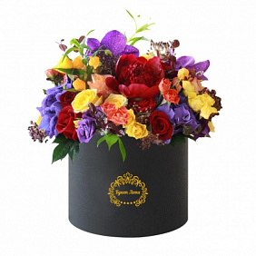 Гортензии, орхидея Ванда и розы в бархатной черной шляпной коробке