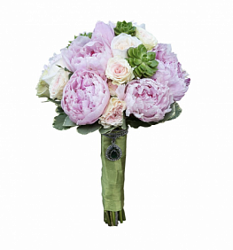 Букет невесты из кустовых роз пионов и суккулентов