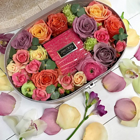 Цветы в коробке с духами Jimmy Choo Blossom