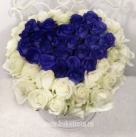 Большая коробка с синими и белыми розами сердцем - Фото 1
