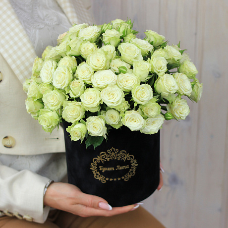 Белые кустовые розы в коробке - Фото 1