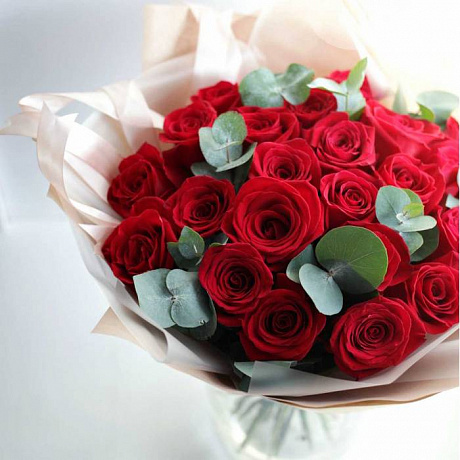 25 красных роз с эвкалиптом - Фото 1
