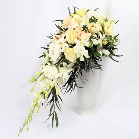 Каскадный букет невесты из роз, орхидей и лизиантуса  - Фото 1