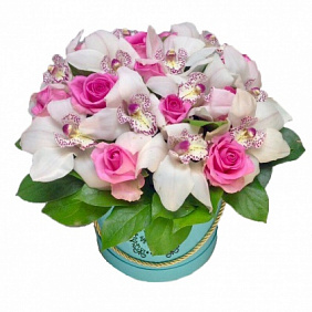 Розы и орхидеи в большой коробке Тиффани