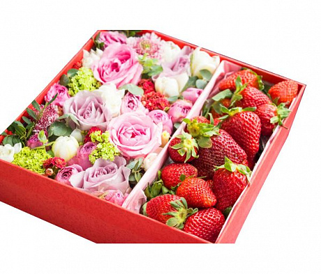 Цветы с клубникой в коробке - Фото 1