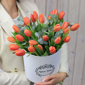 Оранжевые тюльпаны в шляпной коробке