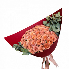 Букет из пионовидных роз и декоративной зелени