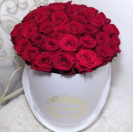 51 красная роза в большой шляпной коробке - Фото 1