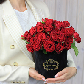 Красные кустовые розы в коробке