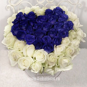 Большая коробка с синими и белыми розами сердцем