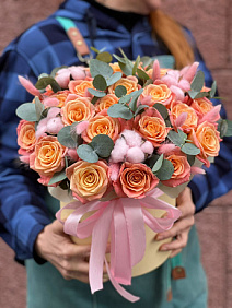 25 роз с хлопком в шляпной коробке