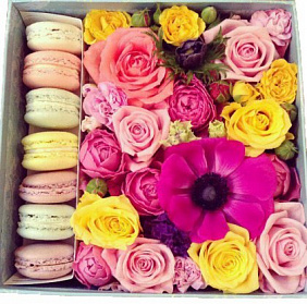 Коробка с цветами и макаронс средняя 16