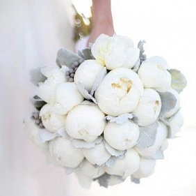 Зимний букет невесты из белых пионов