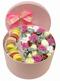 Нежно розовая коробка с цветами и макарони средняя 21