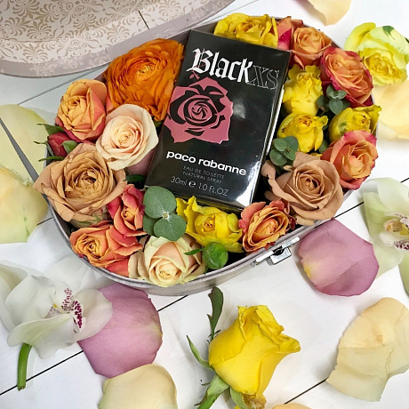 Цветы в коробке с духами Paco Rabanne Black XS - Фото 1
