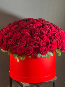 151 красная роза в коробке