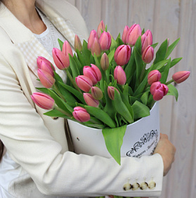 Розовые тюльпаны в шляпной коробке