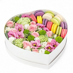 Коробка сердцем с цветами и макарони средняя 18