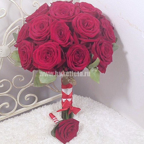 Букет невесты из красных роз + бутоньерка - Фото 1