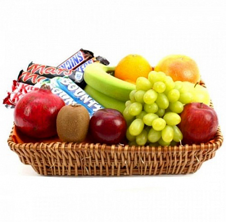Корзина с фруктами и сладостями Сладкоежка - Фото 1