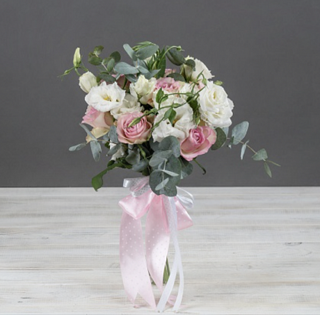 Букет невесты с розами и эвкалиптом - Фото 1