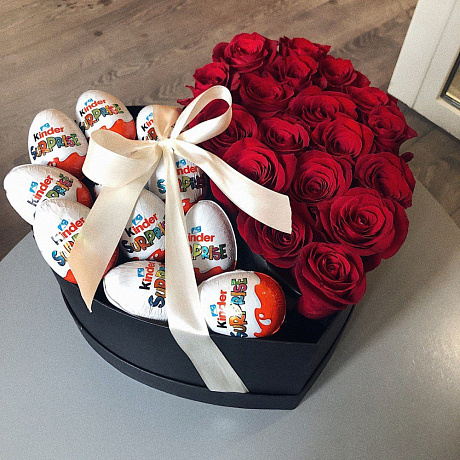 Коробка сердце с розами и киндерами - Фото 1