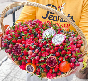 Большая корзина с ягодами и фруктами Летнее настроение