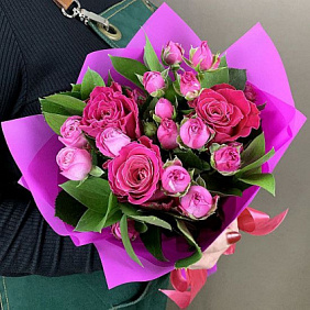Букет из одноголовых и кустовых розовых роз 