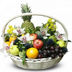 Подарочная корзина с фруктами и цветами