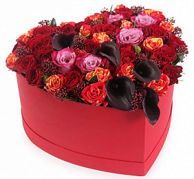 Коробка сердцем с розами, каллами и скимией