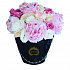 Пионы и кустовые розы в черной бархатной шляпной коробке - Фото 1
