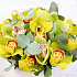 15 орхидей с зеленью в средней шляпной коробке - Фото 3