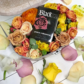 Цветы в коробке с духами Paco Rabanne Black XS