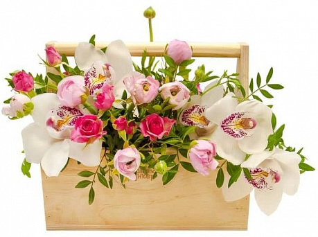Розы, орхидеи и декоративная зелень в ящичке - Фото 1