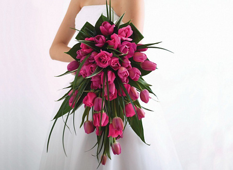 Букет невесты из тюльпанов, роз и зелени - Фото 1