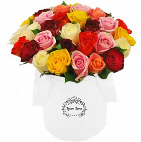 35 разноцветных роз в средней шляпной коробке