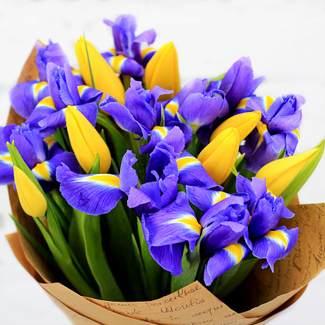 Весенний букет из ирисов и тюльпанов - Фото 2