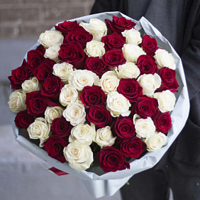 Букет из 51 красной и белой розы «Мэри»