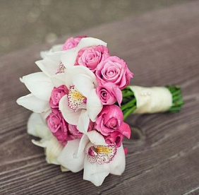 Букет невесты из белых орхидей и розовых роз