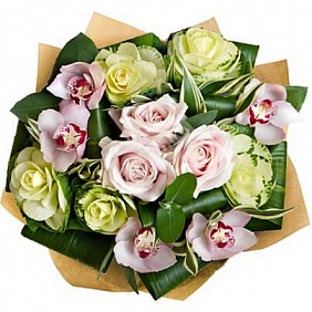 Букет из брассики, роз и орхидей