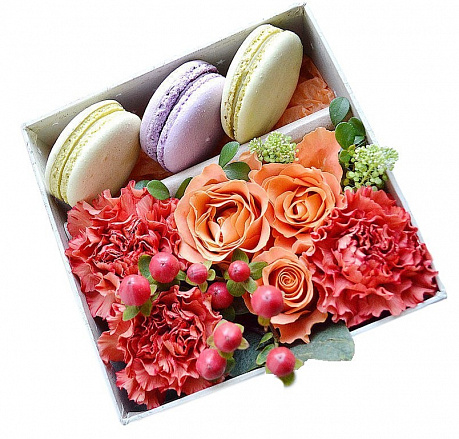 Цветы в коробке с пирожными макарони мини 2 - Фото 1