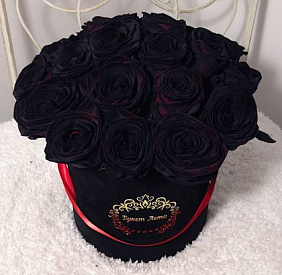 Черные розы в малой шляпной бархатной коробке