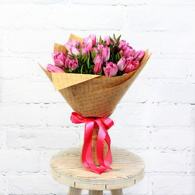 35 розовых тюльпанов с декоративной зеленью