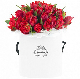 75 красных пионовидных тюльпанов в большой шляпной коробке