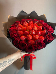 Букет роз и клубники