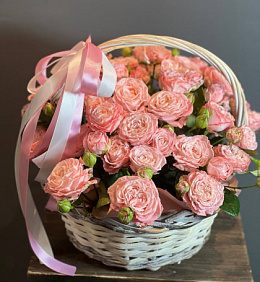 15 кустовых роз в корзине Мадлен