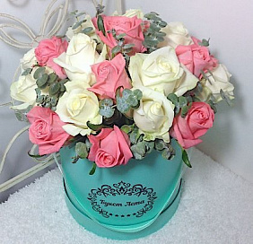 25 белых и розовых роз в шляпной коробке Тиффани
