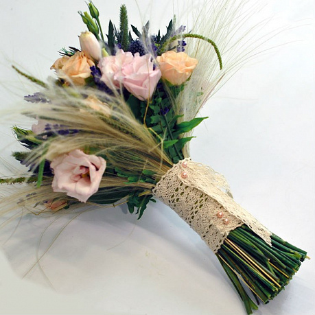 Букет невесты из кустовой розы, лизиантуса и эрингиума - Фото 1