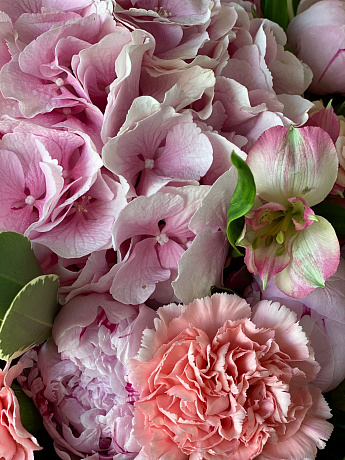 Букет из пионов, кустовых роз, альстромерии и гортензии - Фото 2